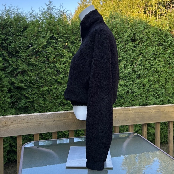 Icône⎪Black Quarter Zip Plush Sweater - Picture 2 of 10